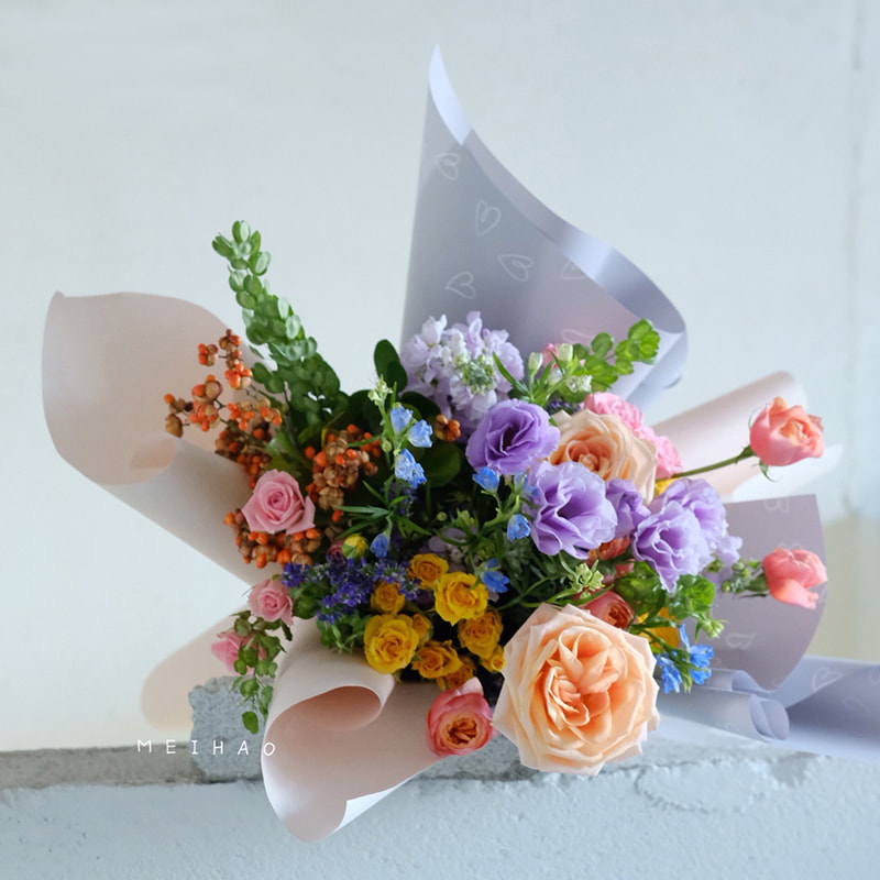 MYHC-28 Geschenkpapier mit herzförmigen Strichzeichnungen und einfarbigen Blumen aus Rindsleder