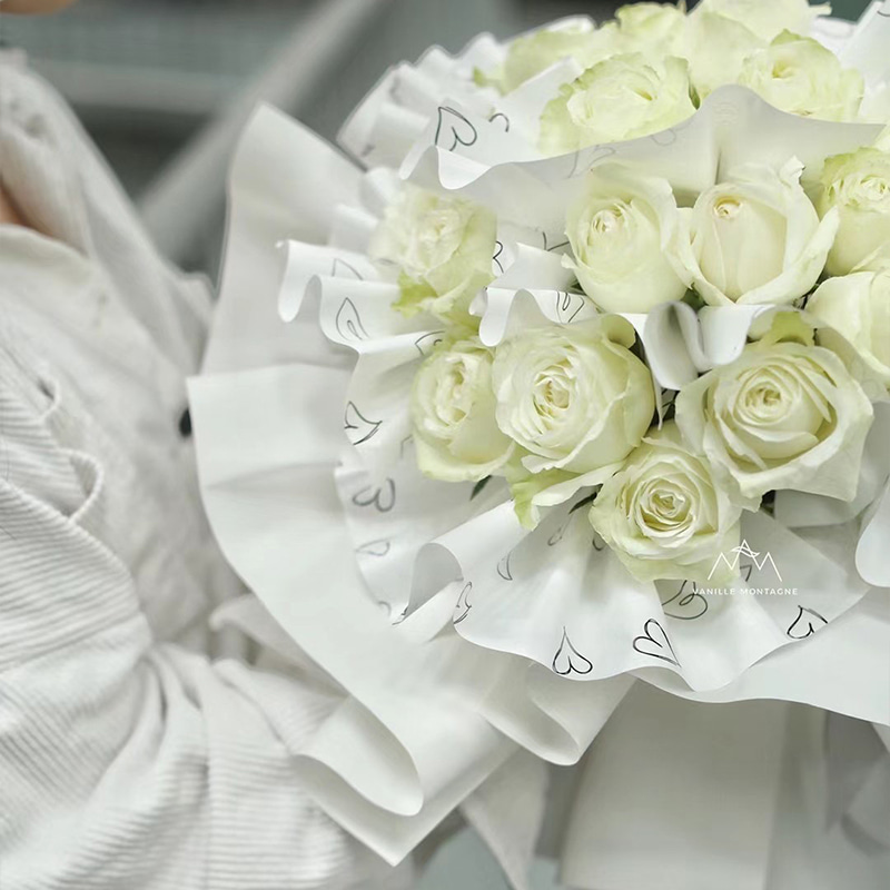MYHC-28 Geschenkpapier mit herzförmigen Strichzeichnungen und einfarbigen Blumen aus Rindsleder