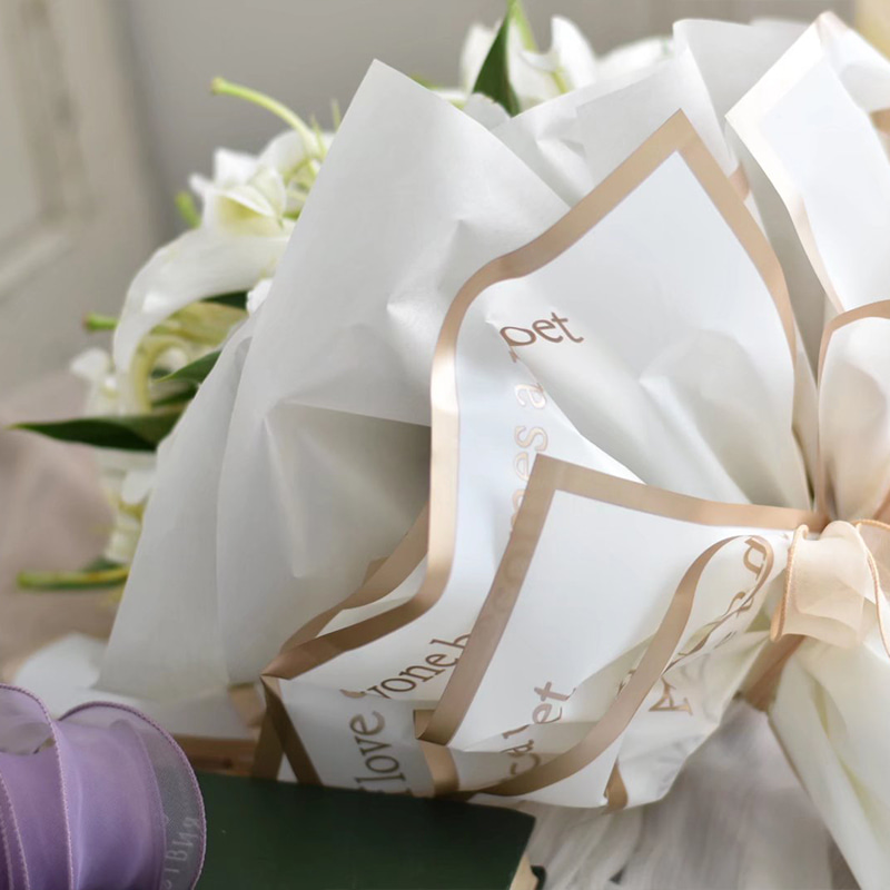 9-farbiges Geschenkpapier mit matten Blumen und goldfarbenem Rand