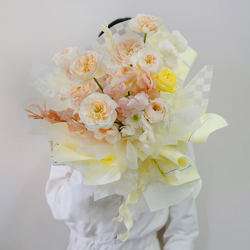 Mehrfarbiges kariertes Blumenstrauß-Geschenkpapier