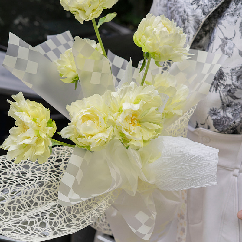 Mehrfarbiges kariertes Blumenstrauß-Geschenkpapier