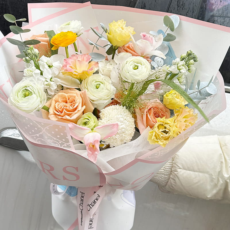 Blumen-Geschenkpapier mit glatter Struktur