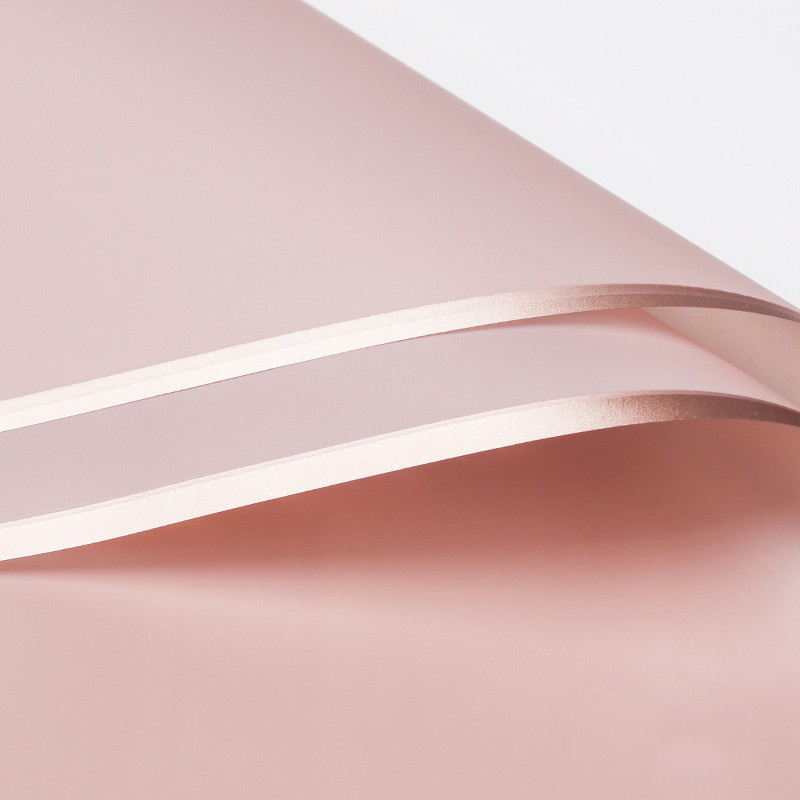 Mattes Blumen-Geschenkpapier mit Goldrand