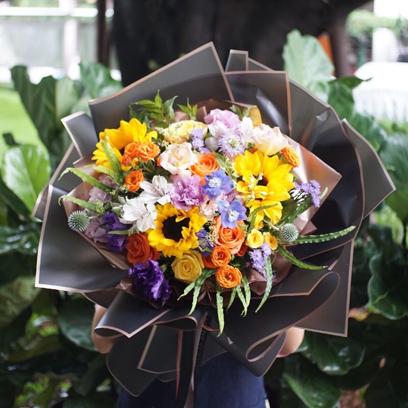 Mattes Blumen-Geschenkpapier mit Goldrand