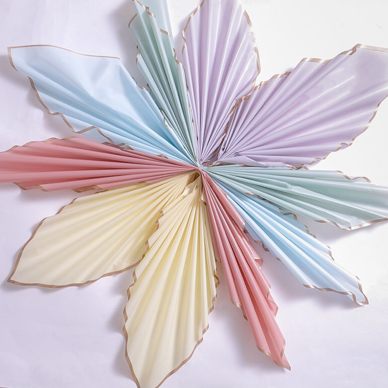 Mattes Blumen-Geschenkpapier mit Goldrand