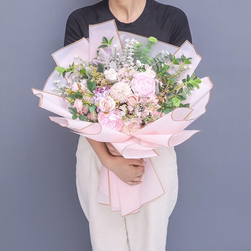 Mattes Blumen-Geschenkpapier mit Goldrand