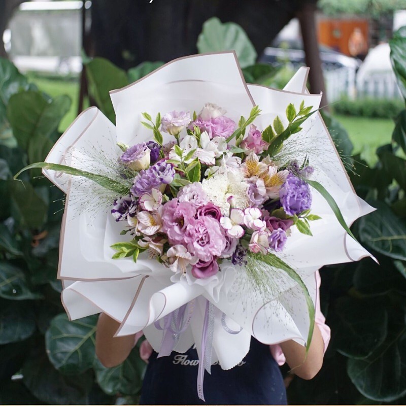 Mattes Blumen-Geschenkpapier mit Goldrand