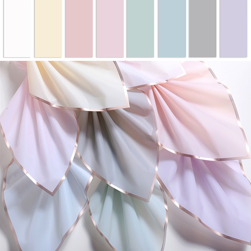 Mattes Blumen-Geschenkpapier mit Goldrand