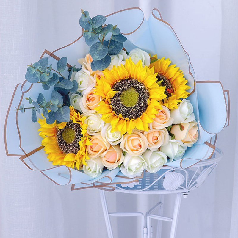 Mattes Blumen-Geschenkpapier mit Goldrand