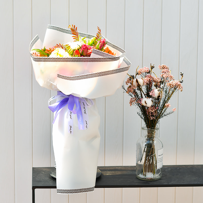 Spitzenmattes Blumen-Geschenkpapier