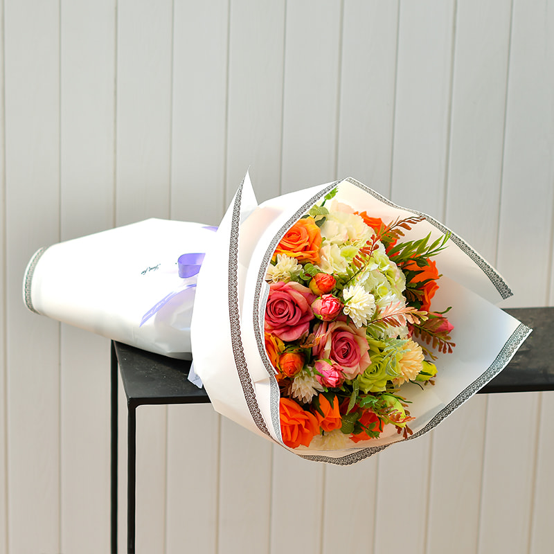 Spitzenmattes Blumen-Geschenkpapier