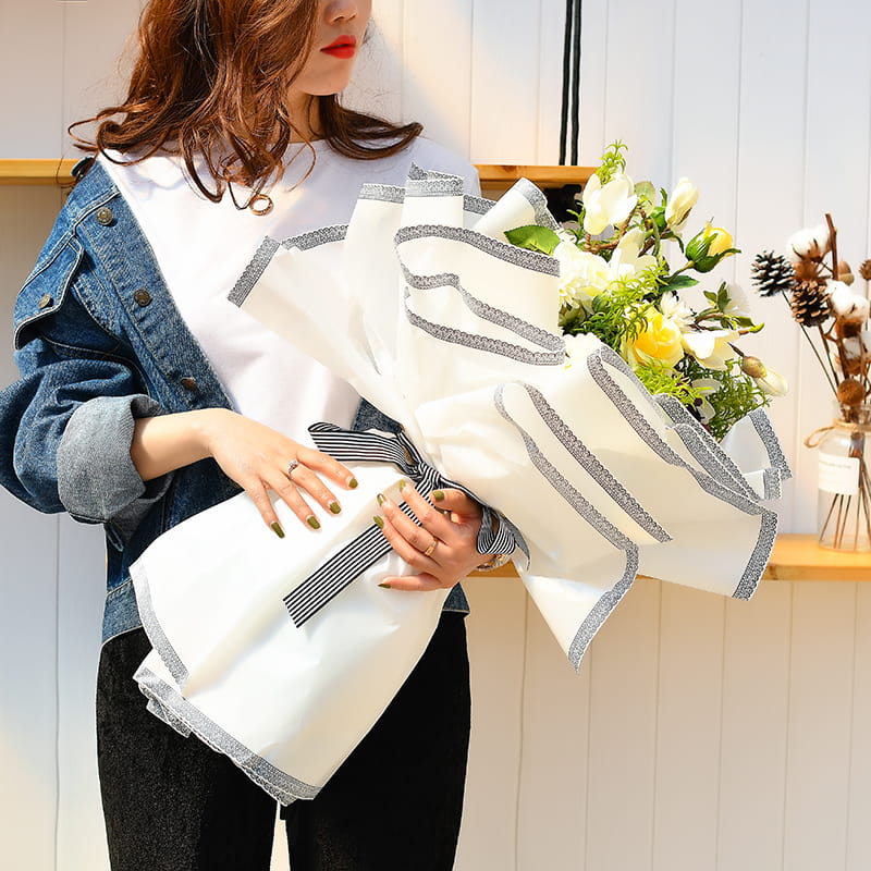 Spitzenmattes Blumen-Geschenkpapier
