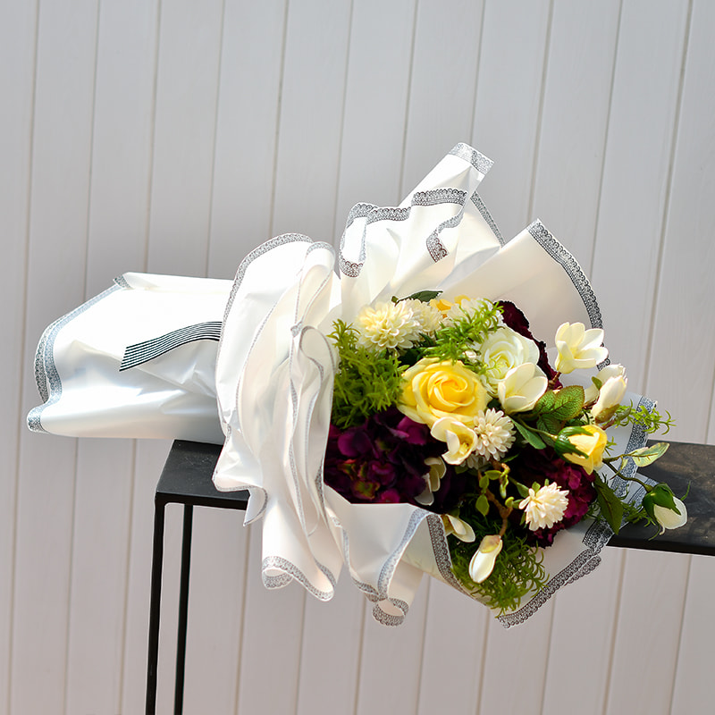 Spitzenmattes Blumen-Geschenkpapier