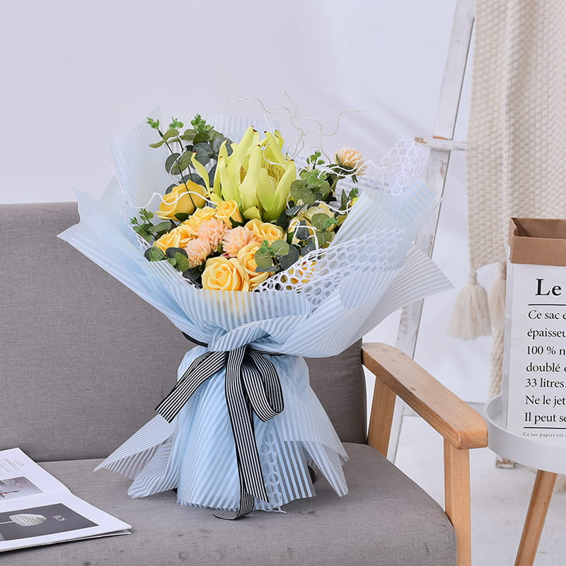 Gestreiftes, mattes Blumen-Geschenkpapier