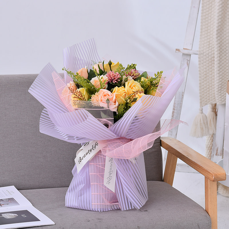Gestreiftes, mattes Blumen-Geschenkpapier