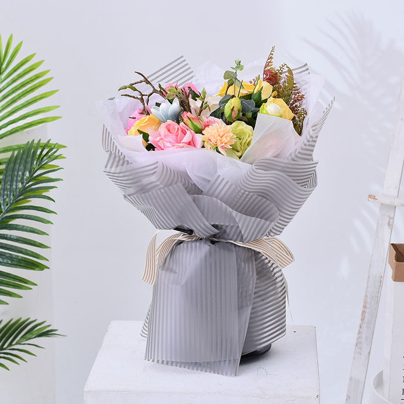 Gestreiftes, mattes Blumen-Geschenkpapier