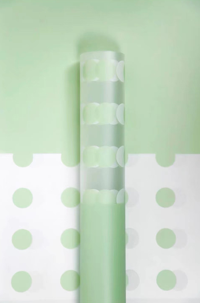 Transparentes Geschenkpapier mit gepunkteten Blumen