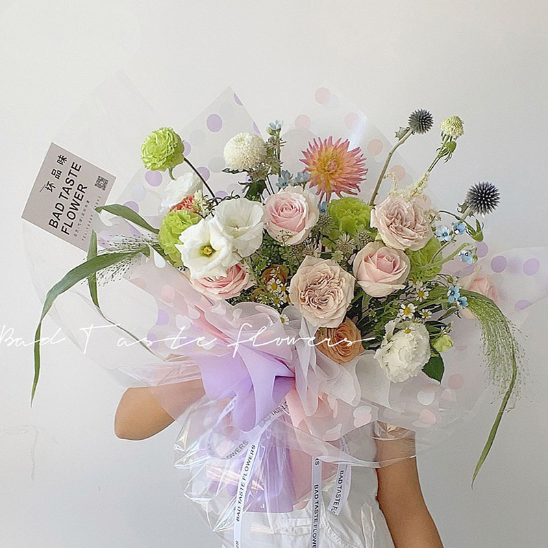 Transparentes Geschenkpapier mit gepunkteten Blumen