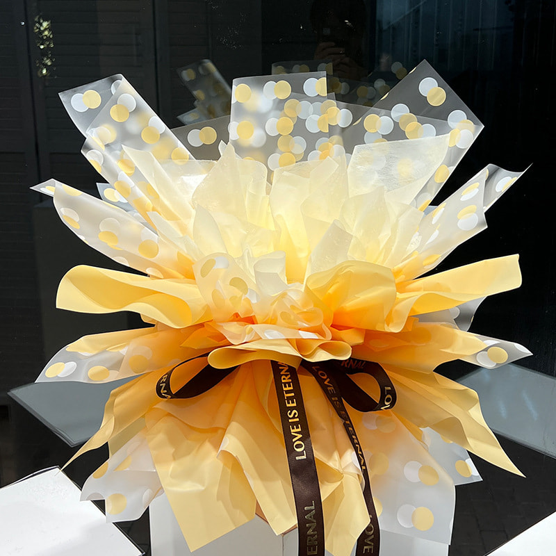 Transparentes Geschenkpapier mit gepunkteten Blumen