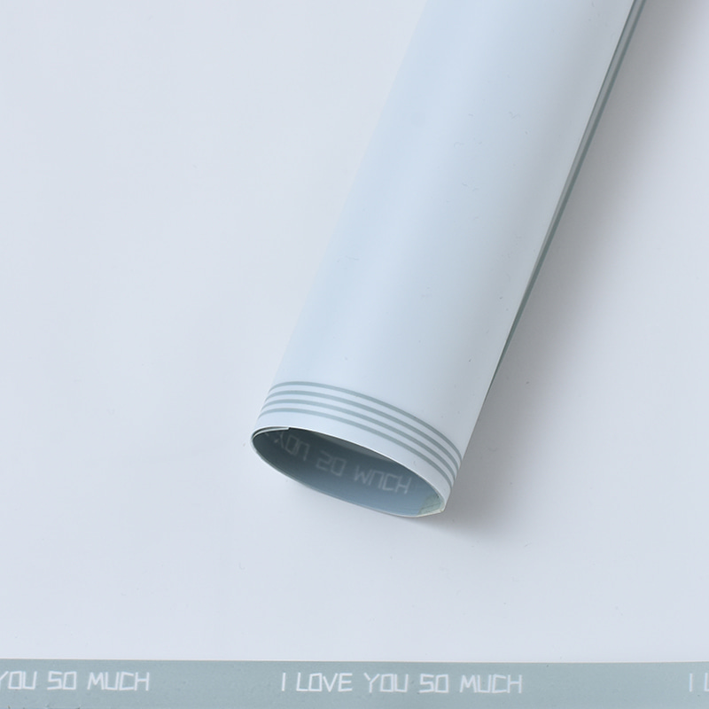 Geschenkpapier aus wasserfestem Kunststoff mit Prägung, matt, laminiert, Blumen