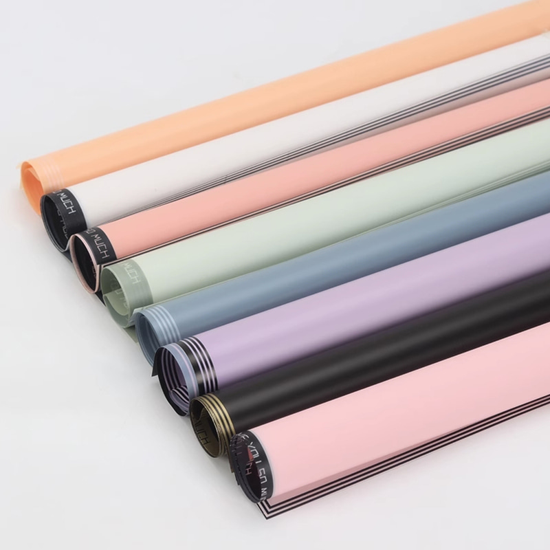 Geschenkpapier aus wasserfestem Kunststoff mit Prägung, matt, laminiert, Blumen
