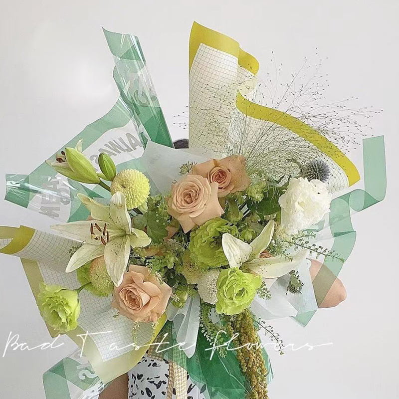 Doppelseitig kariertes, schillerndes Blumen-Geschenkpapier
