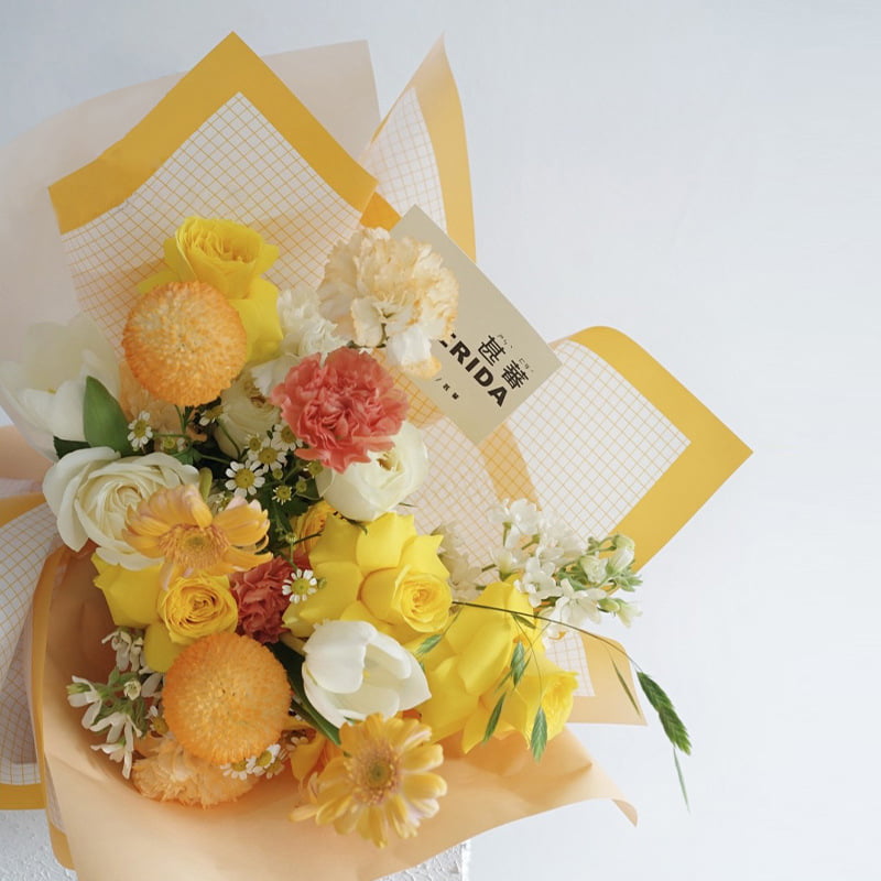 Doppelseitig kariertes, schillerndes Blumen-Geschenkpapier