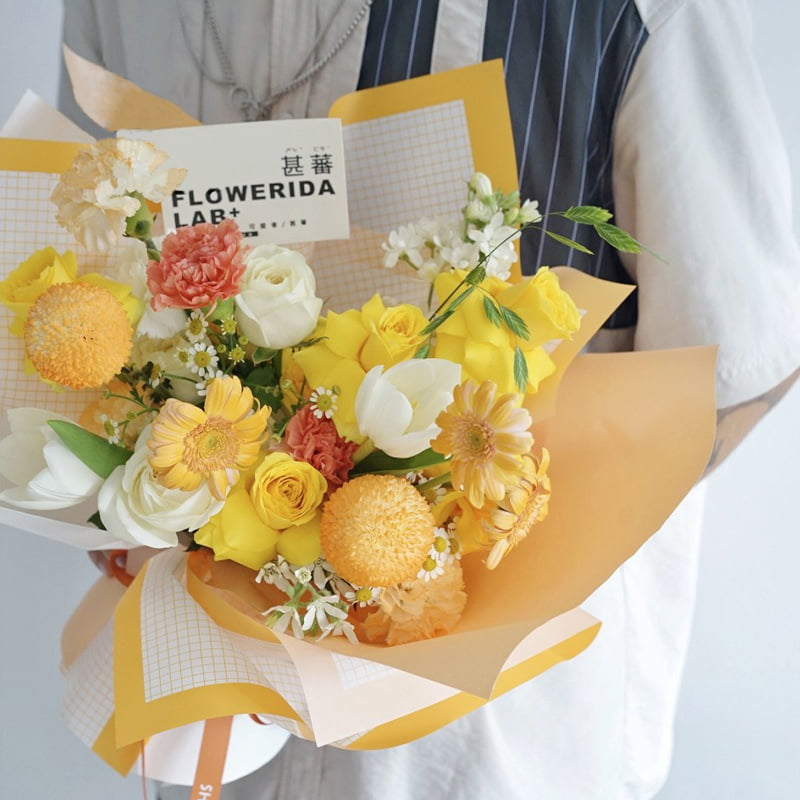 Doppelseitig kariertes, schillerndes Blumen-Geschenkpapier