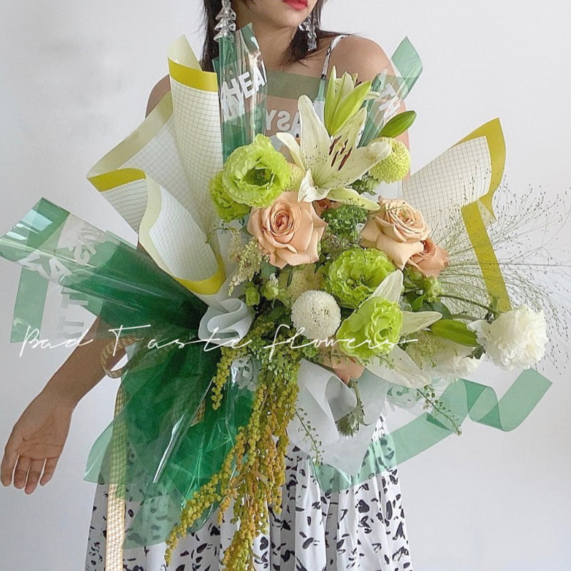 Doppelseitig kariertes, schillerndes Blumen-Geschenkpapier