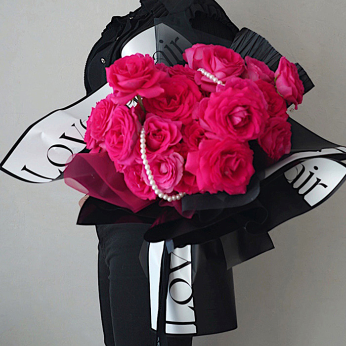Blumenstrauß aus dickem Geschenkpapier mit künstlerischen Worten