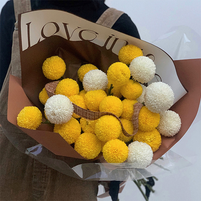 Blumenstrauß aus dickem Geschenkpapier mit künstlerischen Worten