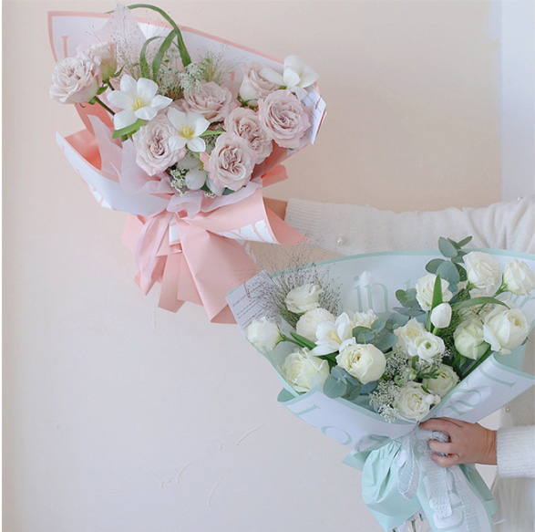 Blumenstrauß aus dickem Geschenkpapier mit künstlerischen Worten