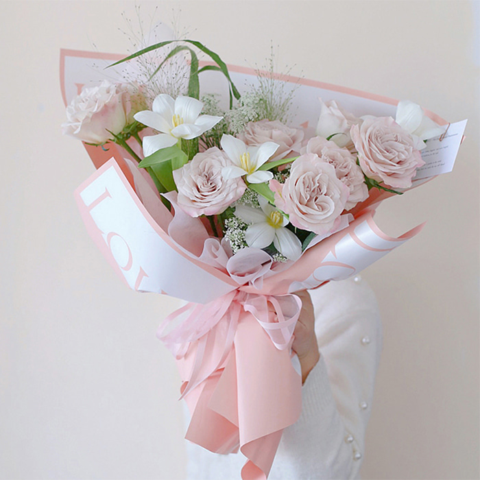 Blumenstrauß aus dickem Geschenkpapier mit künstlerischen Worten
