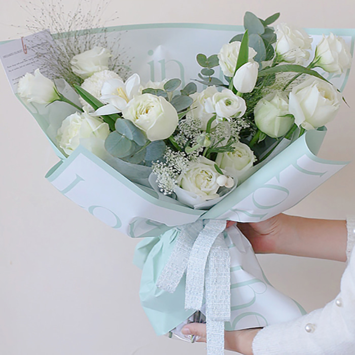 Blumenstrauß aus dickem Geschenkpapier mit künstlerischen Worten