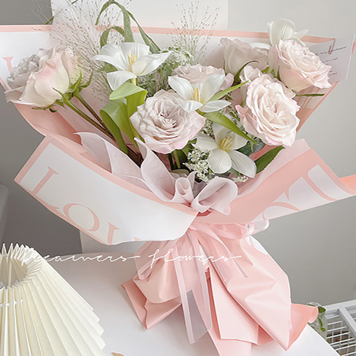 Blumenstrauß aus dickem Geschenkpapier mit künstlerischen Worten