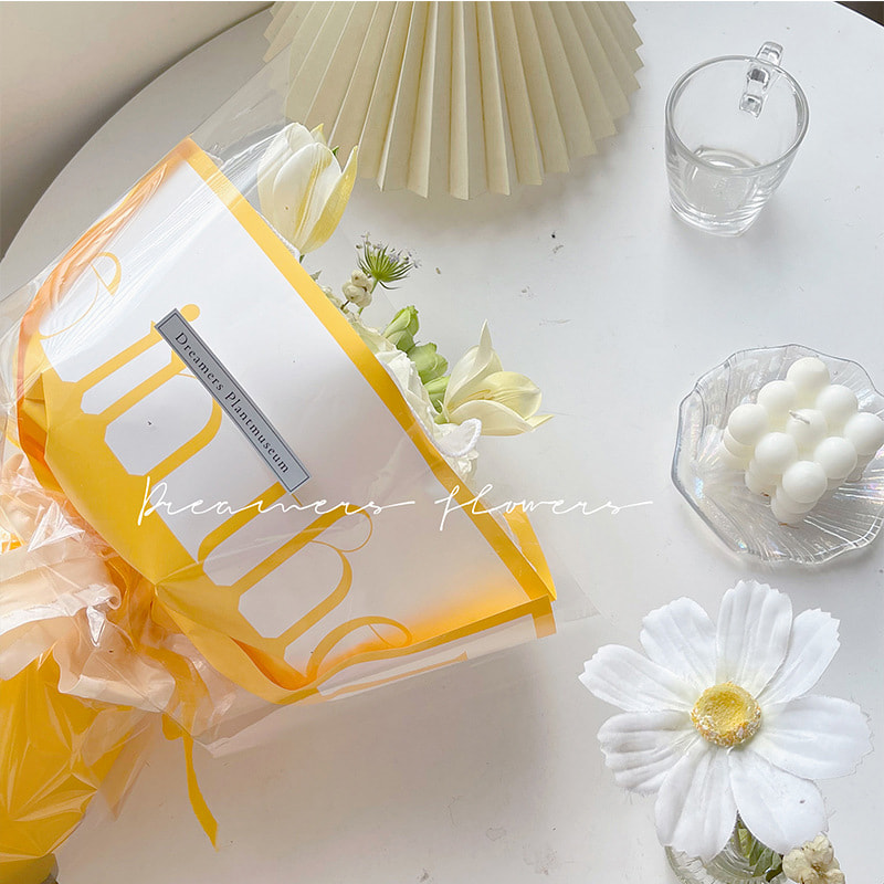 Blumenstrauß aus dickem Geschenkpapier mit künstlerischen Worten