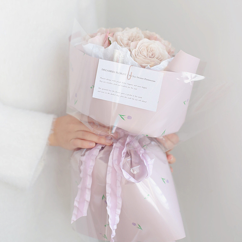 Blumenstrauß aus dickem Geschenkpapier mit künstlerischen Worten
