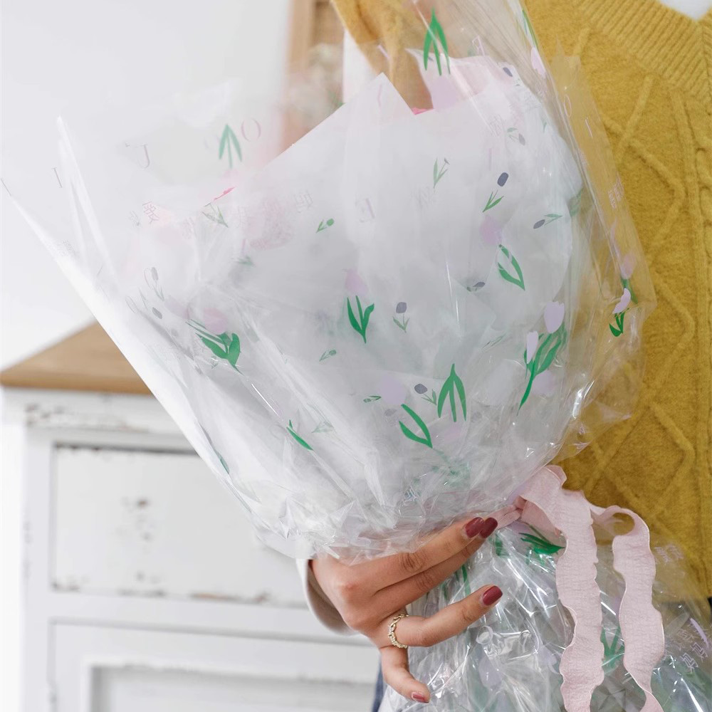 Blumenstrauß aus dickem Geschenkpapier mit künstlerischen Worten