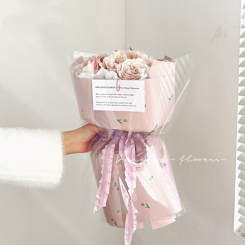 Blumenstrauß aus dickem Geschenkpapier mit künstlerischen Worten