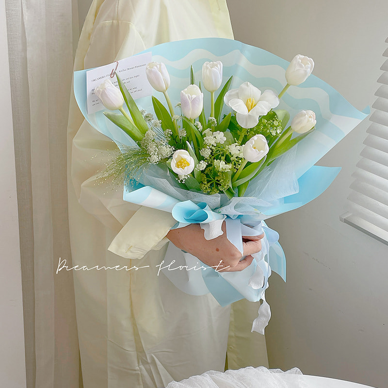 Massives Blumen-Geschenkpapier mit Wellenrand