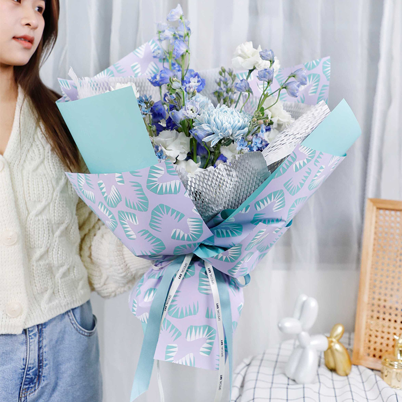 Sechs farbenfrohe Blumenverpackungspapiere mit Blattmuster
