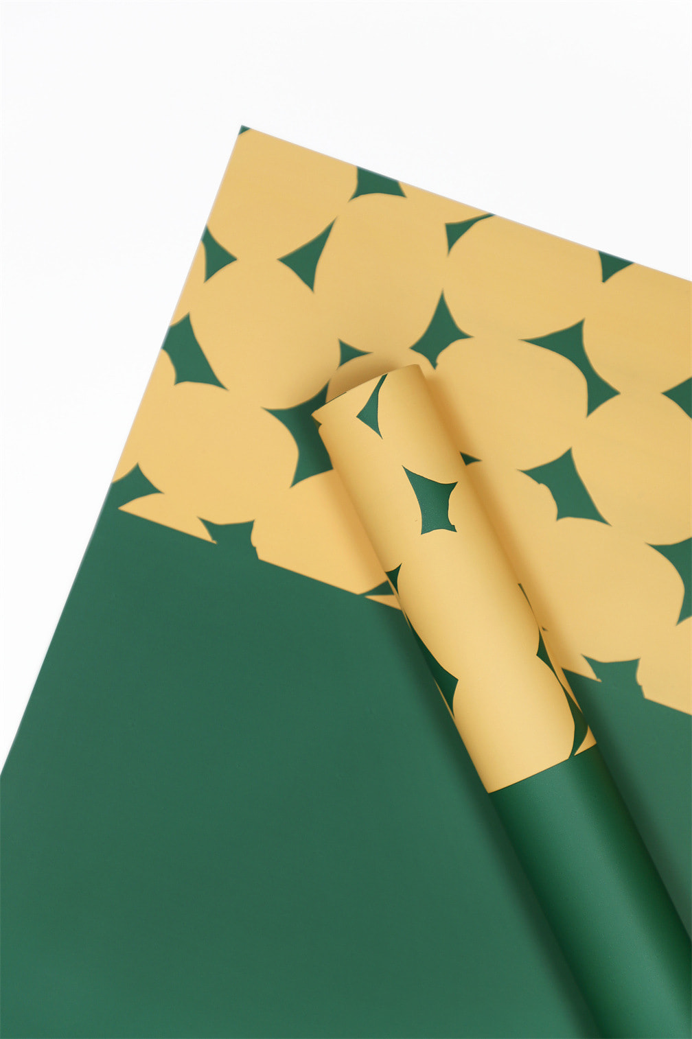 Zweifarbiges Geschenkpapier mit gepunkteten Blumen