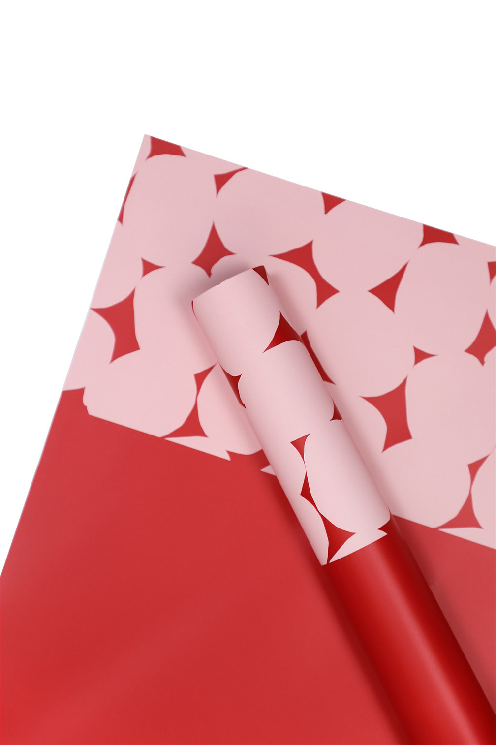 Zweifarbiges Geschenkpapier mit gepunkteten Blumen