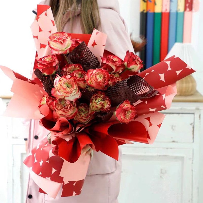 Zweifarbiges Geschenkpapier mit gepunkteten Blumen