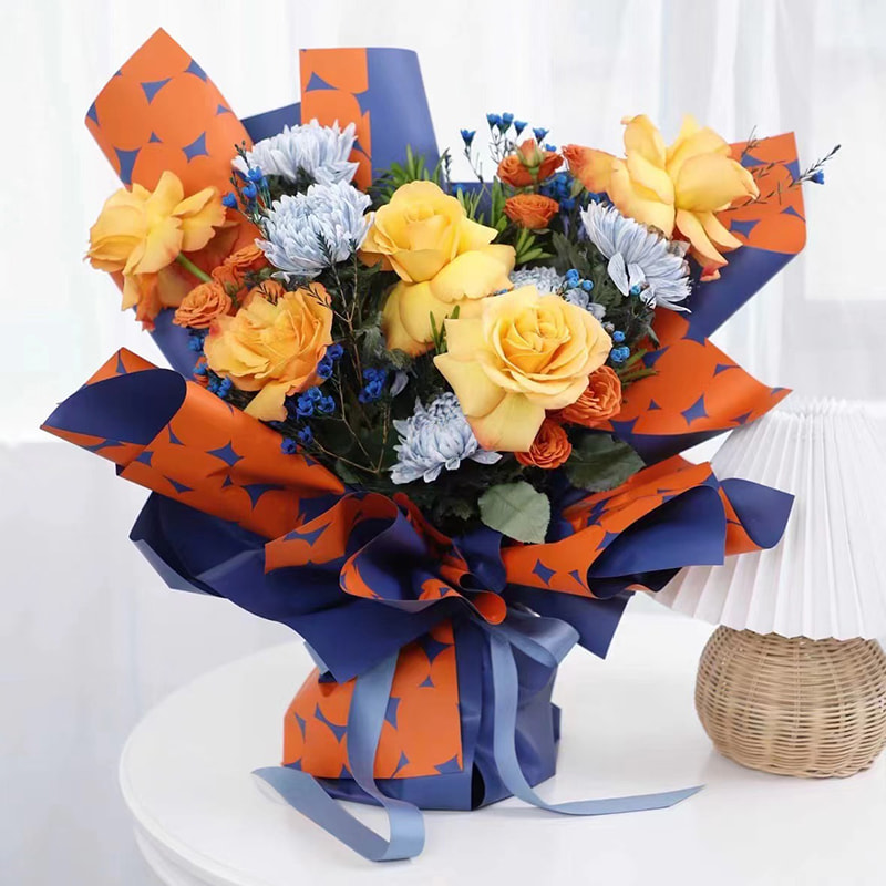 Zweifarbiges Geschenkpapier mit gepunkteten Blumen