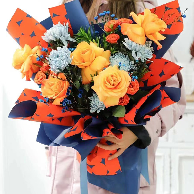 Zweifarbiges Geschenkpapier mit gepunkteten Blumen