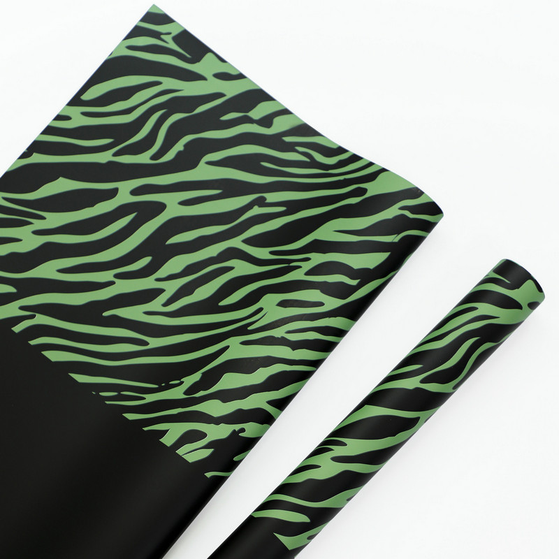 Geschenkpapier mit sechsfarbigen Blumen und Zebramuster