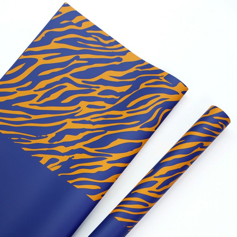 Geschenkpapier mit sechsfarbigen Blumen und Zebramuster