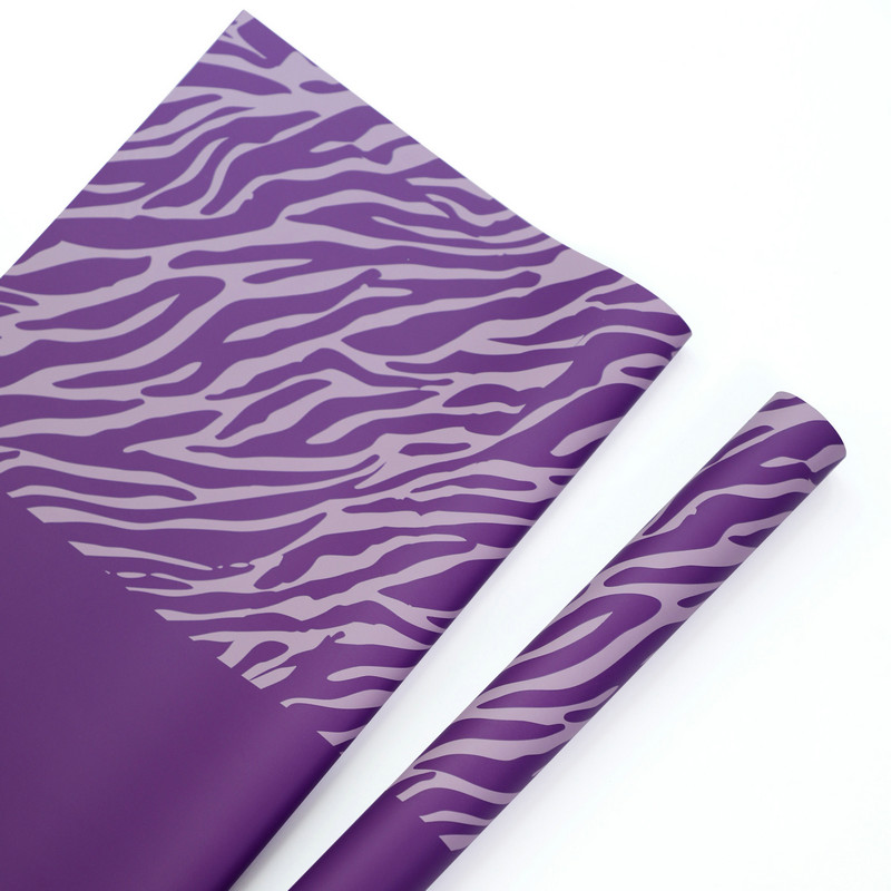 Geschenkpapier mit sechsfarbigen Blumen und Zebramuster