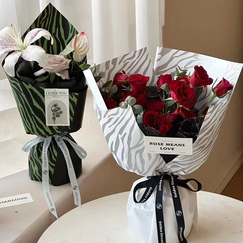 Geschenkpapier mit sechsfarbigen Blumen und Zebramuster
